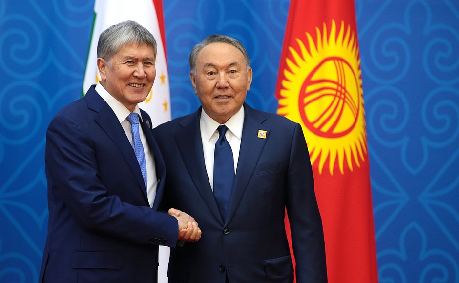 Президент Киргизии Алмазбек Атамбаев и Президент Казахстана Нурсултан Назарбаев перед началом заседания Совета глав государств – членов Шанхайской организации сотрудничества.