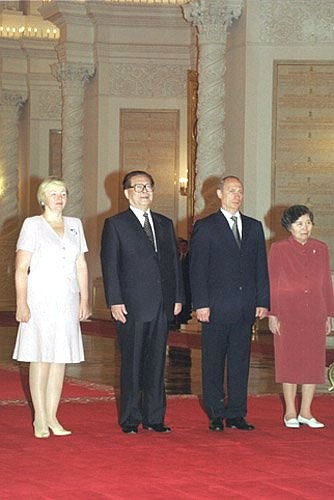 Vladimir and Lyudmila Putin ceremonially welcoming Chinese President Jiang Zemin and his wife.