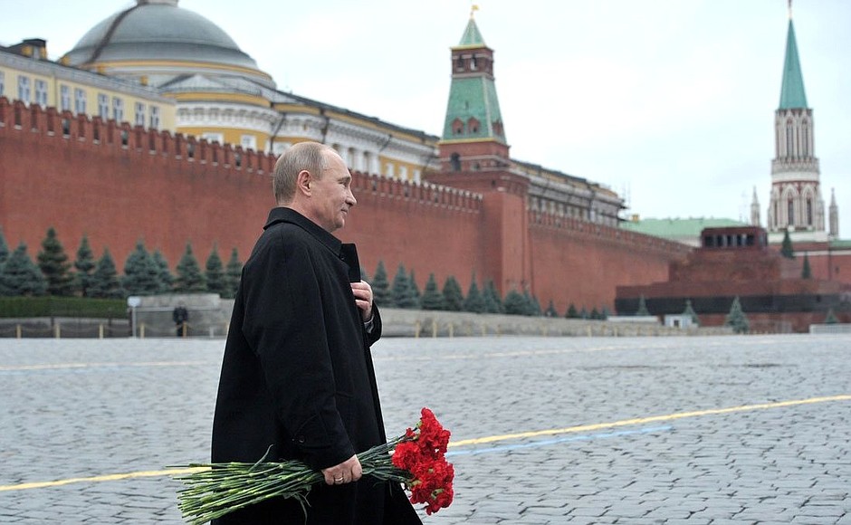 Vladimir Putin lays flowers at the monument to Kuzma Minin and Dmitry Pozharsky on the National Unity Day.