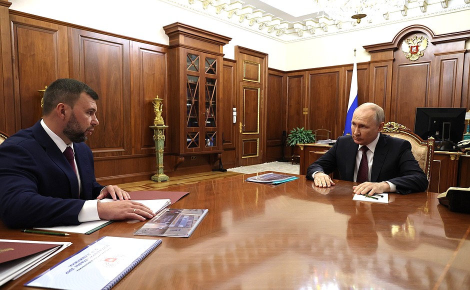 С временно исполняющим обязанности главы Донецкой Народной Республики Денисом Пушилиным.