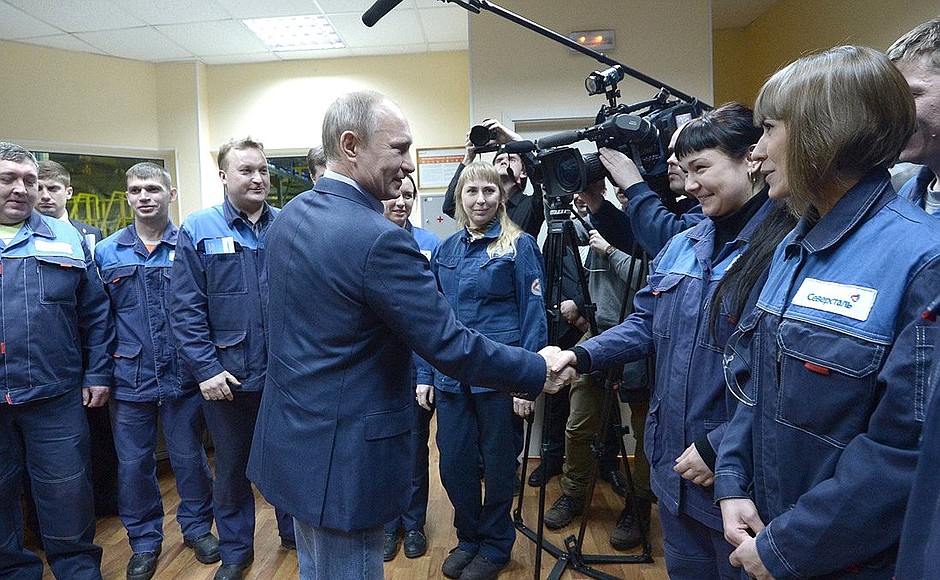 Во время посещения Череповецкого металлургического комбината Владимир Путин общался с работниками предприятия.