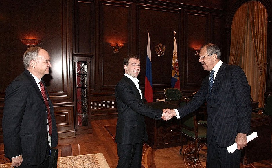 С Министром иностранных дел Сергеем Лавровым (справа) и директором Департамента по вопросам безопасности и разоружения МИД Анатолием Антоновым.