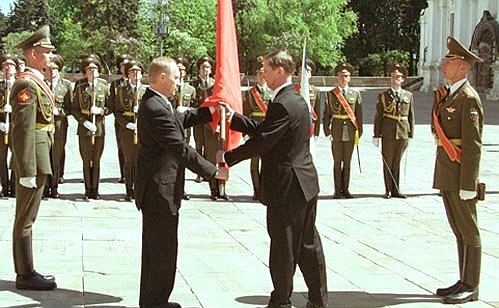 Церемония вручения Знамени Вооруженных Сил Министру обороны Сергею Иванову.