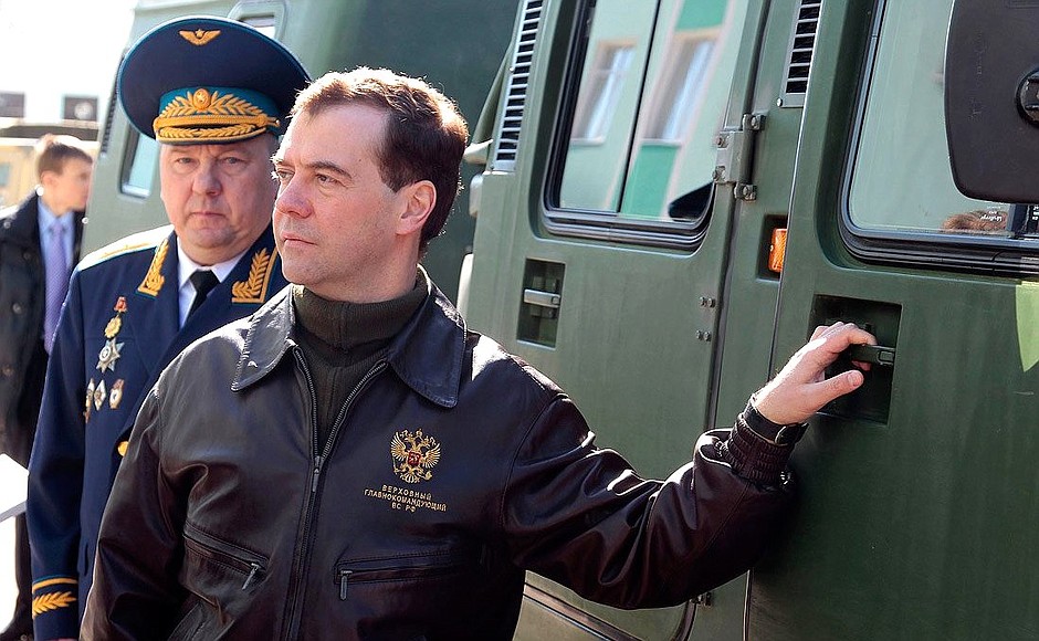 В расположении полка спецназа ВДВ. Президент осмотрел расположение подразделения и боевую технику. С командующим Воздушно-десантными войсками Владимиром Шамановым.