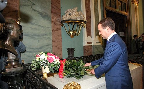 Дмитрий Медведев возложил цветы к надгробию Петра I.