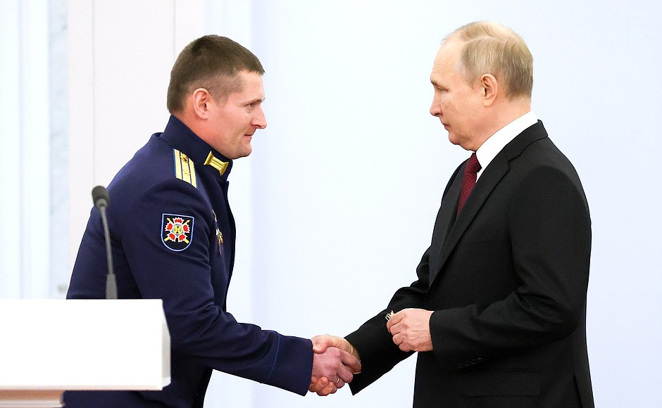 At the ceremony to present Gold Star medals to Heroes of Russia. With Major Alexander Volkov, Commander of the Special Forces Company of the 785th Separate Special Purpose Detachment of the 10th Separate Special Purpose Brigade of the Southern Military District.