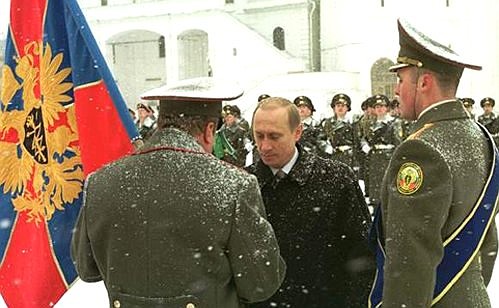 President Putin presenting the banner of the Troops of the Federal Agency for Government Communications and Information to its Director-General Colonel-General Vladimir Matyukhin.