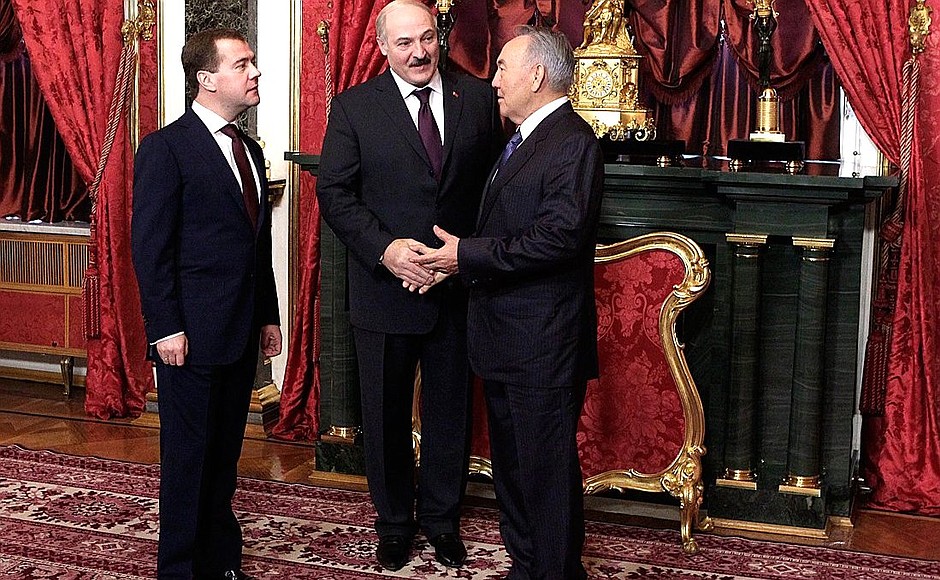 With President of Belarus Alexander Lukashenko (centre) and President of Kazakhstan Nursultan Nazarbayev before the meeting of the Supreme Eurasian Economic Council.