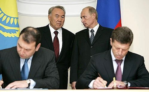 Церемония подписания совместных документов в рамках IV Форума приграничных регионов России и Казахстана.