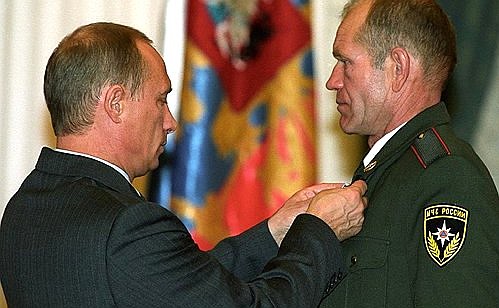 Владимир Путин вручил ордена и медали 16 шахтерам и горноспасателям, участвовавшим в ликвидации последствий аварии на шахте «Западная» в Ростовской области.