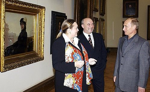 President Putin with Valentin Rodionov, director-general of the gallery, and Yekaterina Seleznyova, the chief curator of the gallery.