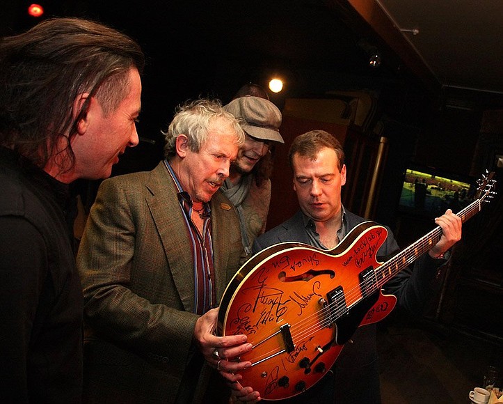 After the meeting, the musicians gave the President an electric guitar with their autographs. From left: Vadim Samoilov (Agatha Christie), Andrei Makarevich (Mashina Vremeni), Sergei Galanin (SerGa).