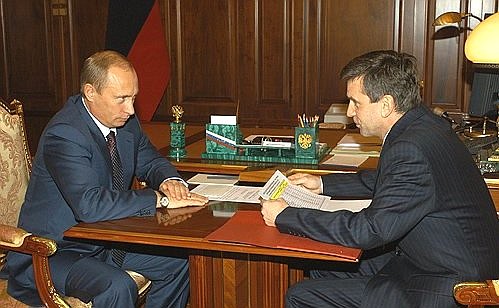 В ходе рабочей встречи с Председателем Пенсионного фонда М.Зурабовым.