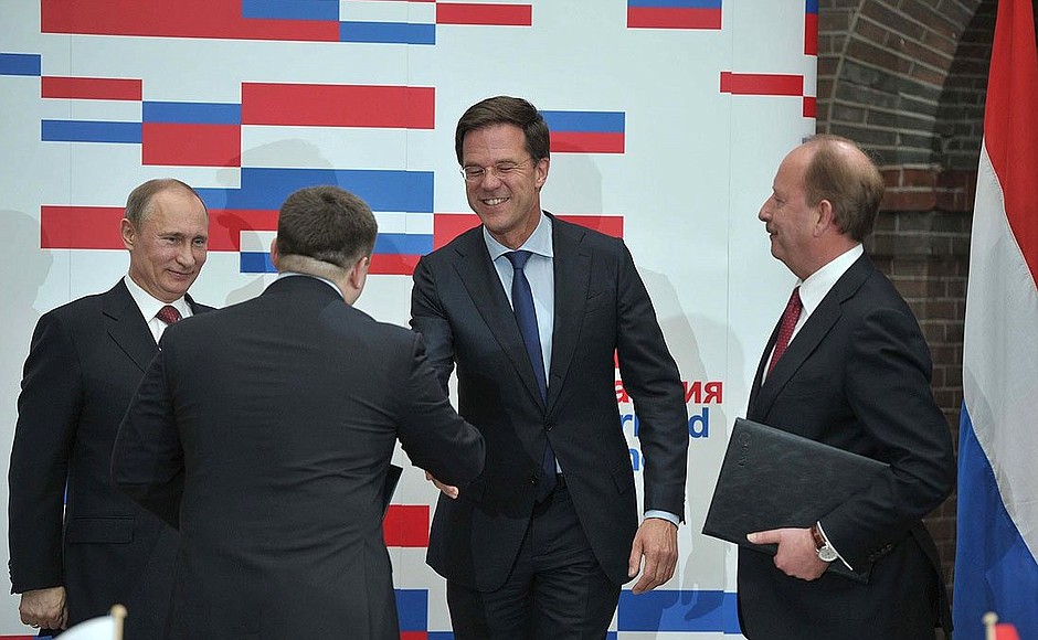 Signing documents following Russian-Dutch talks.