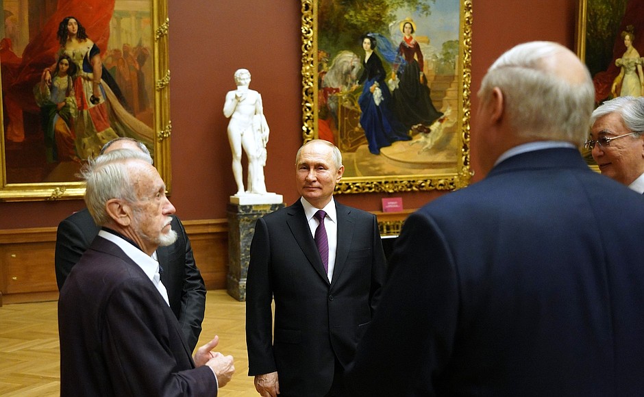 Vladimir Putin and the participants of the CIS informal meeting visited the State Russian Museum. The tour was led by its Director Vladimir Gusev.