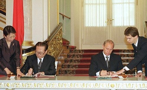 С Председателем КНР Цзян Цзэминем во время подписания совместных документов.