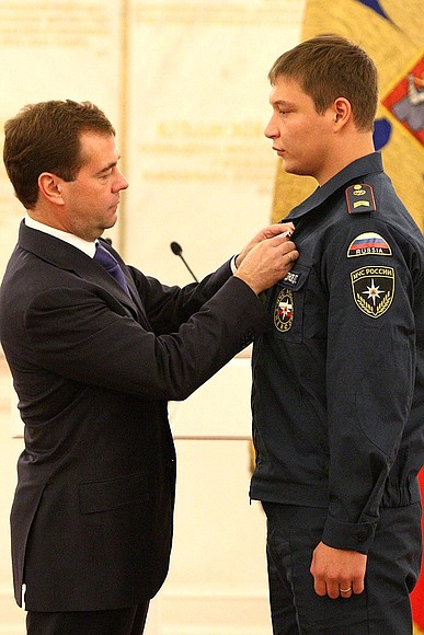 Ceremony awarding state decorations. Denis Gilmutdinov, a fireman from a fire-fighting unit in the Republic of Bashkortostan, was awarded the Order of Courage.