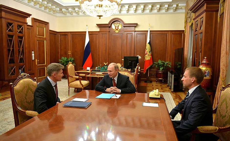 С временно исполняющим обязанности губернатора Сахалинской области Олегом Кожемяко (слева) и временно исполняющим обязанности губернатора Амурской области Александром Козловым.