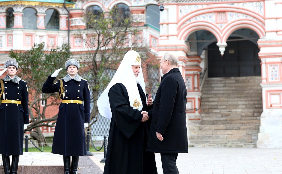 With Patriarch Kirill of Moscow and All Russia during the flower-laying ceremony at the monument to Kuzma Minin and Dmitry Pozharsky.