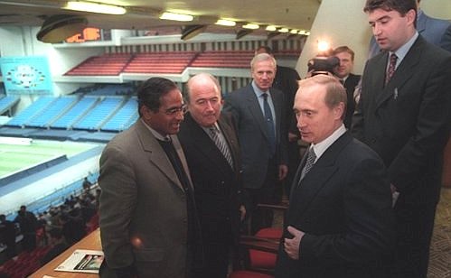 С президентом Международной федерации футбола (ФИФА) Йозефом Блаттером (второй слева).