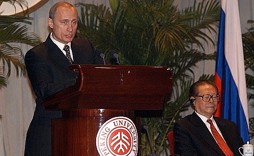 President Putin making a speech at Beijing University. Chinese President Jiang Zemin (right).