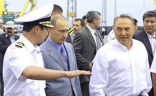 С Президентом Казахстана Нурсултаном Назарбаевым во время посещения морского порта.