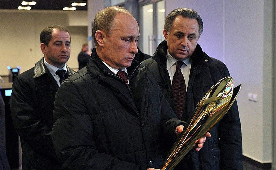 Во время посещения Дворца водных видов спорта Владимиру Путину продемонстрировали факел Универсиады.
