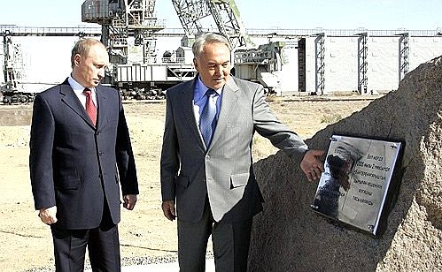 С Президентом Казахстана Нурсултаном Назарбаевым на месте строительства нового космического комплекса «Байтерек».