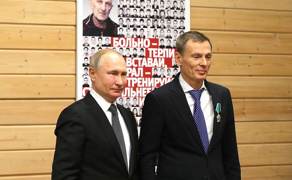 During a visit to the Turbostroitel Club, Vladimir Putin presented state awards to club athletes and former members. Chairman of the Board of Directors of Sodruzhestvo Severo-Zapad LLC and Chairman of the Board of Trustees of Turbostroitel Judo Club Andrei Kholodnov was presented with the Order of Friendship.