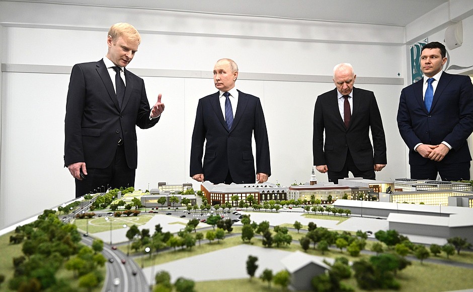 Looking over the model of the under-construction Kantiana campus of the Immanuel Kant Baltic Federal University. IKBFU Rector Alexander Fedorov (left) explaining the presentation. Right: Presidential Plenipotentiary Representative in the Northwestern Federal District Alexander Gutsan and Governor of the Kaliningrad Region Anton Alikhanov.
