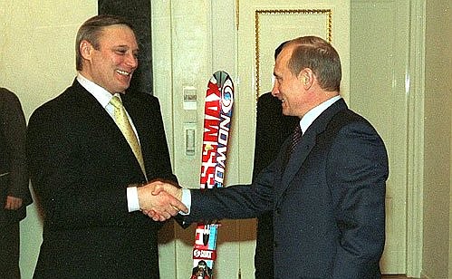 Перед началом совещания с членами Правительства Владимир Путин поздравил Председателя Правительства Михаила Касьянова с днем рождения и подарил ему горные лыжи.