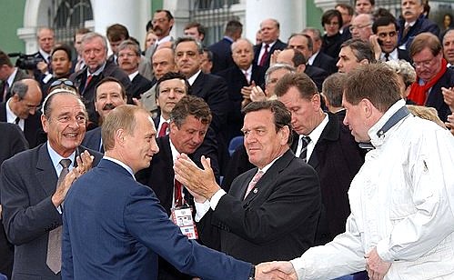 President Putin with St Petersburg Governor Vladimir Yakovlev (far right), German Federal Chancellor Gerhard Schroeder (centre) and French President Jacques Chirac (far left) at the opening of the Water Festival on the Neva River.