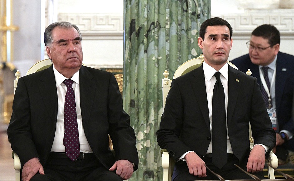 President of Tajikistan Emomali Rahmon (left) and President of Turkmenistan Serdar Berdimuhamedov at the Pavlovsk State Museum-Reserve.
