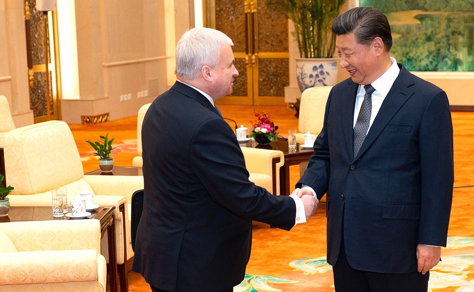 Чрезвычайный и Полномочный Посол России в КНР Андрей Денисов и Председатель Китайской Народной Республики Си Цзиньпин.