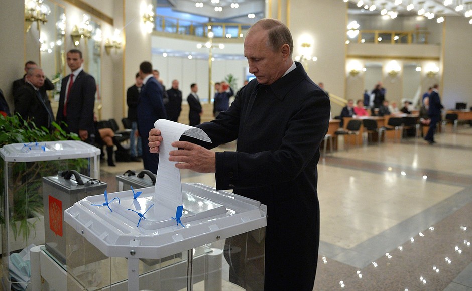 На избирательном участке № 2151 во время голосования на выборах депутатов Государственной Думы.