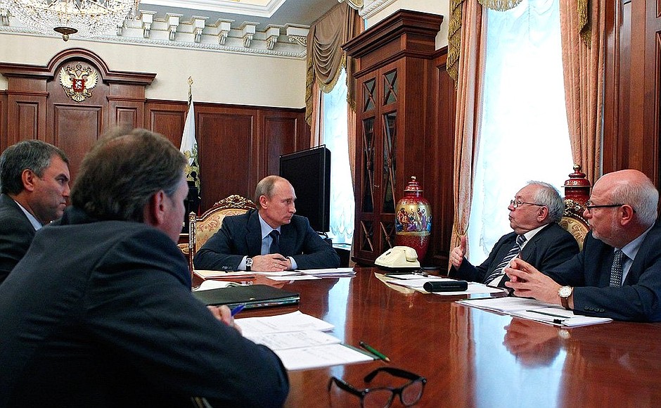 Right to left: Chairman of the Presidential Council for Civil Society and Human Rights Mikhail Fedotov, Human Rights Ombudsman Vladimir Lukin, Vladimir Putin, First Deputy Chief of Staff of the Presidential Executive Office Vyacheslav Volodin and Presidential Commissioner for Entrepreneurs’ Rights Boris Titov.