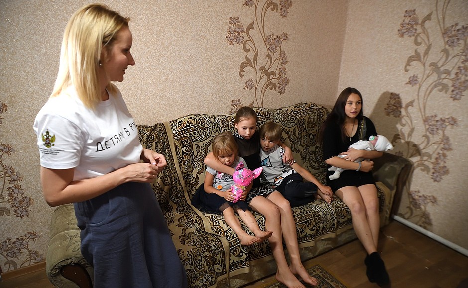 Maria Lvova-Belova meeting with families who requested support through the humanitarian mission Into the Hands of Children.