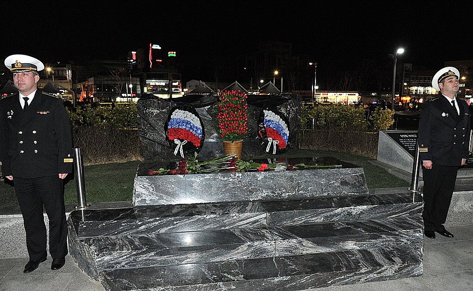 Памятник погибшим морякам крейсера «Варяг» и канонерской лодки «Кореец».