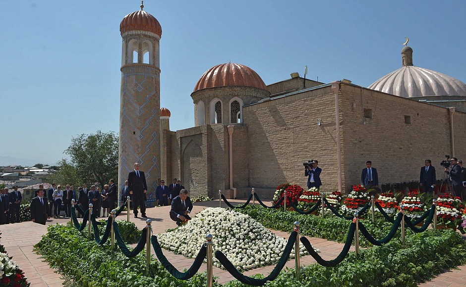Laying flowers at the tomb of Islam Karimov. With Prime Minister of Uzbekistan Shavkat Mirziyoyev.