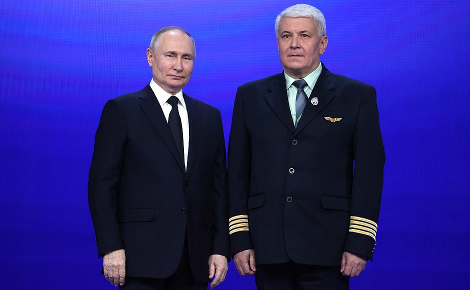 Gala evening marking the 100th anniversary of Russian civil aviation. Oleg Zaika, Senior Pilot-Instructor at Sibir Airlines, received the honourary title Merited Pilot of the Russian Federation.