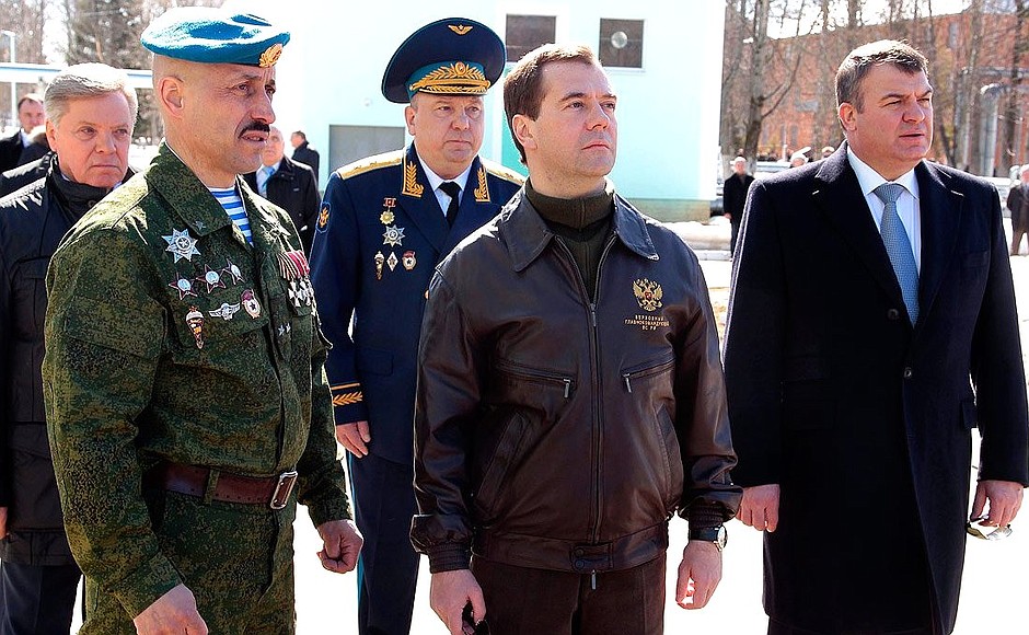 Visiting the Special Purpose Regiment of the Air Assault Forces’s base. Left to right: Moscow Region Governor Boris Gromov, Hero of Russia lieutenant colonel Anatoly Lebed, Air Assault Forces Commander Vladimir Shamanov, Dmitry Medvedev, Defence Minister Anatoly Serdyukov.