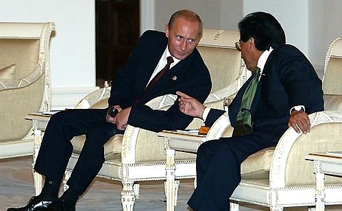 President Putin in conversation with President of Peru Alejandro Toledo Manrique.