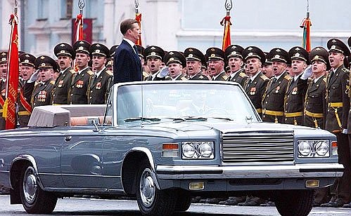 Министр обороны России Сергей Иванов принимает военный парад, посвященный 59-й годовщине Победы в Великой Отечественной войне.