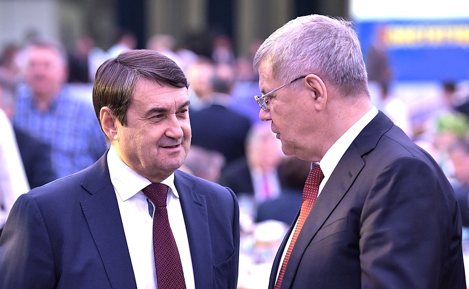 Помощник Президента Игорь Левитин (слева) и Генеральный прокурор Юрий Чайка перед началом торжественного приёма в честь празднования 25‑летия принятия Конституции России.