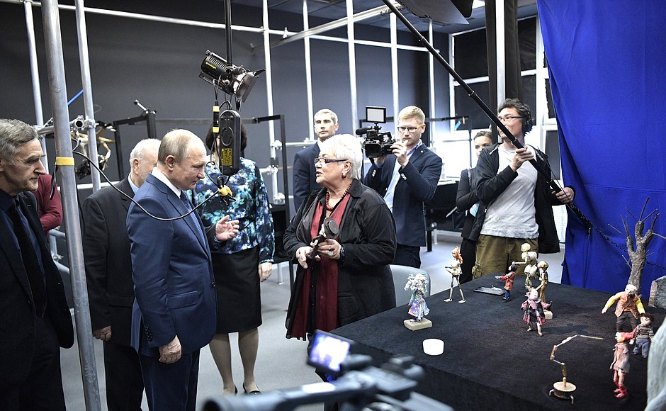 В ходе посещения Всероссийского государственного института кинематографии имени С.А.Герасимова Владимир Путин осмотрел мастерскую объемно-кукольной анимации.