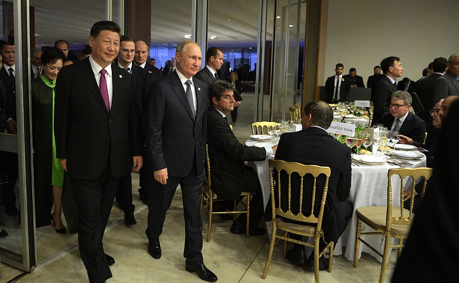 С Председателем КНР Си Цзиньпином перед началом обеда от имени Президента Бразилии в честь лидеров России, Индии, Китая и ЮАР.