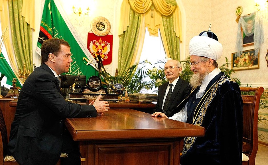Встреча с верховным муфтием Талгатом Таджуддином (справа) и Президентом Республики Башкортостан Рустэмом Хамитовым.