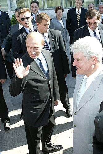 President Putin greeting citizens gathered near Kaliningrad State University. Right, foreground: Governor of the Kaliningrad Region Vladimir Yegorov.