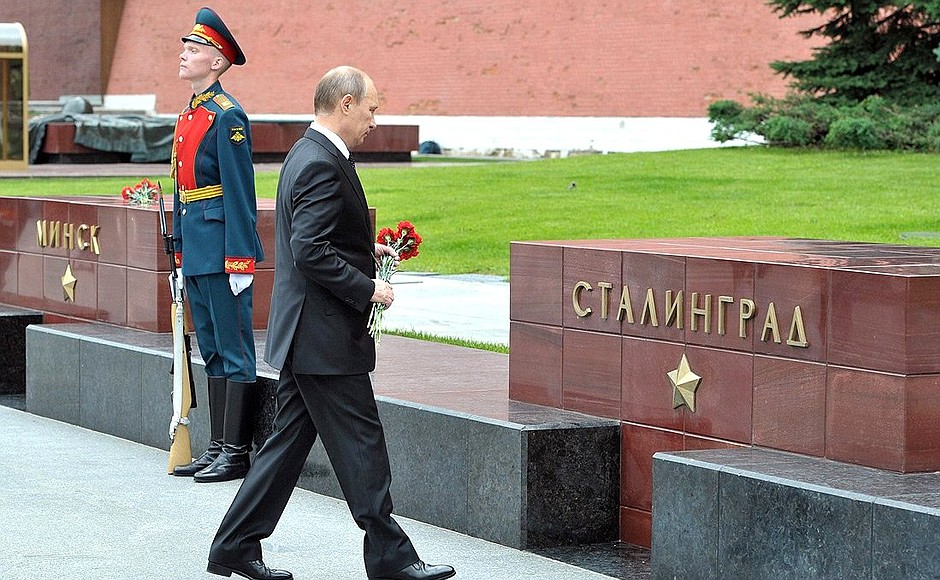 On the Day of Memory and Grief, Vladimir Putin laid flowers at the memorials before the Kremlin wall honouring the hero-cities and the cities of military glory.
