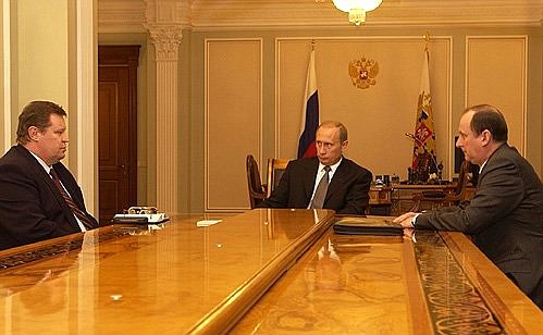С директором Федеральной службы безопасности Николаем Патрушевым и Генеральным прокурором Владимиром Устиновым.